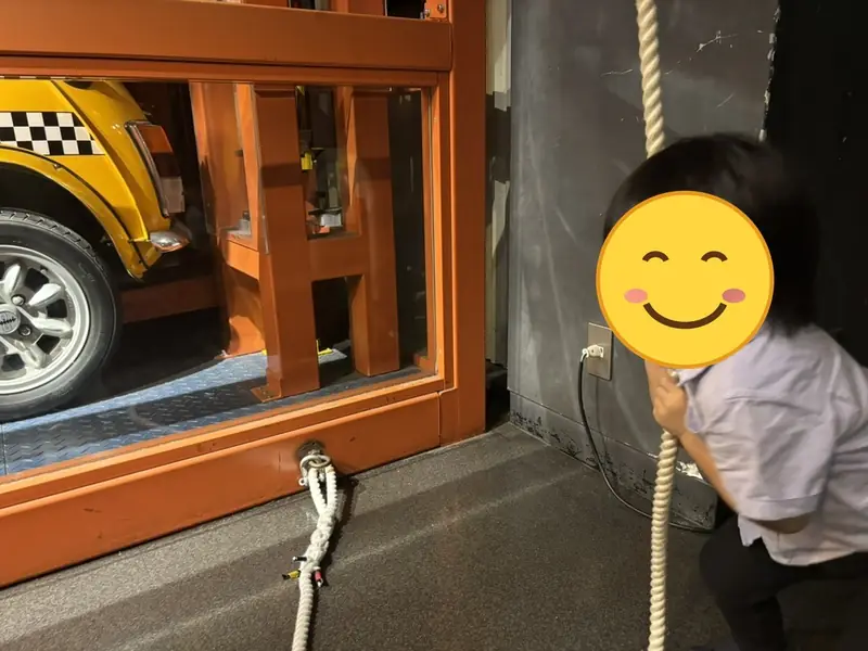 ロープを引いて重さを体験する息子