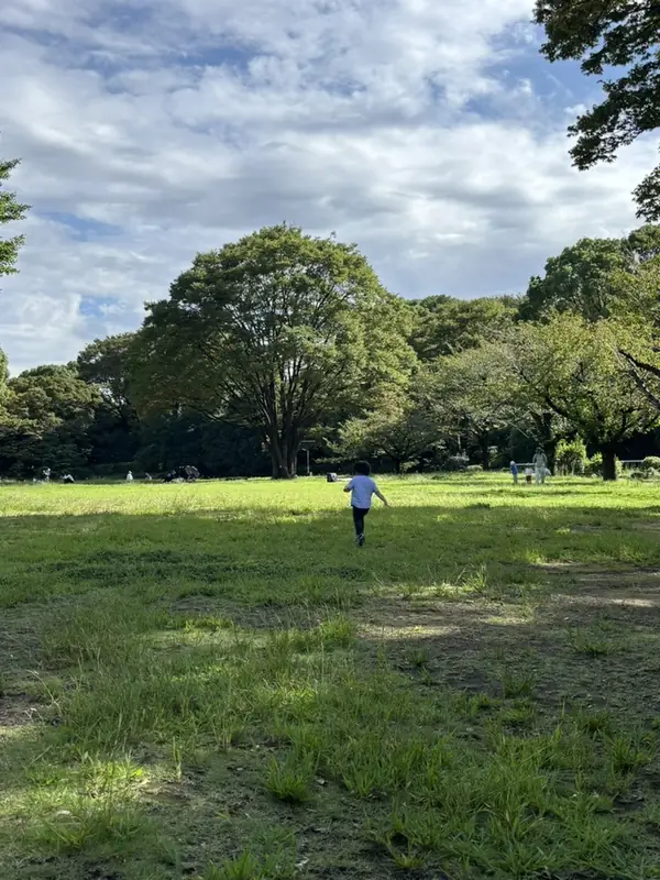 北の丸公園の芝生を走る息子